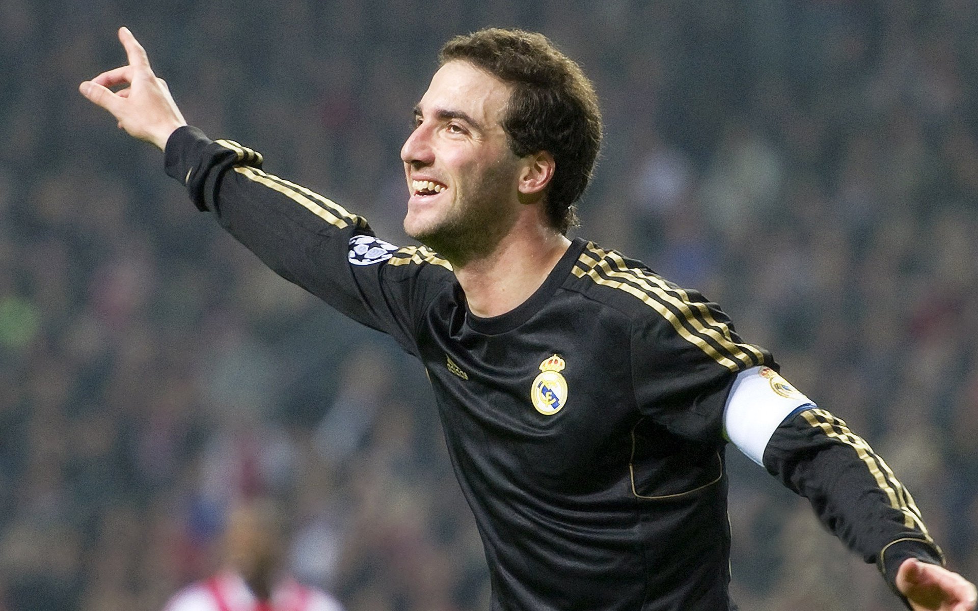 “马科斯·梅特罗的速度与敏捷，成为阿根廷美洲狮队防守的核心力量”