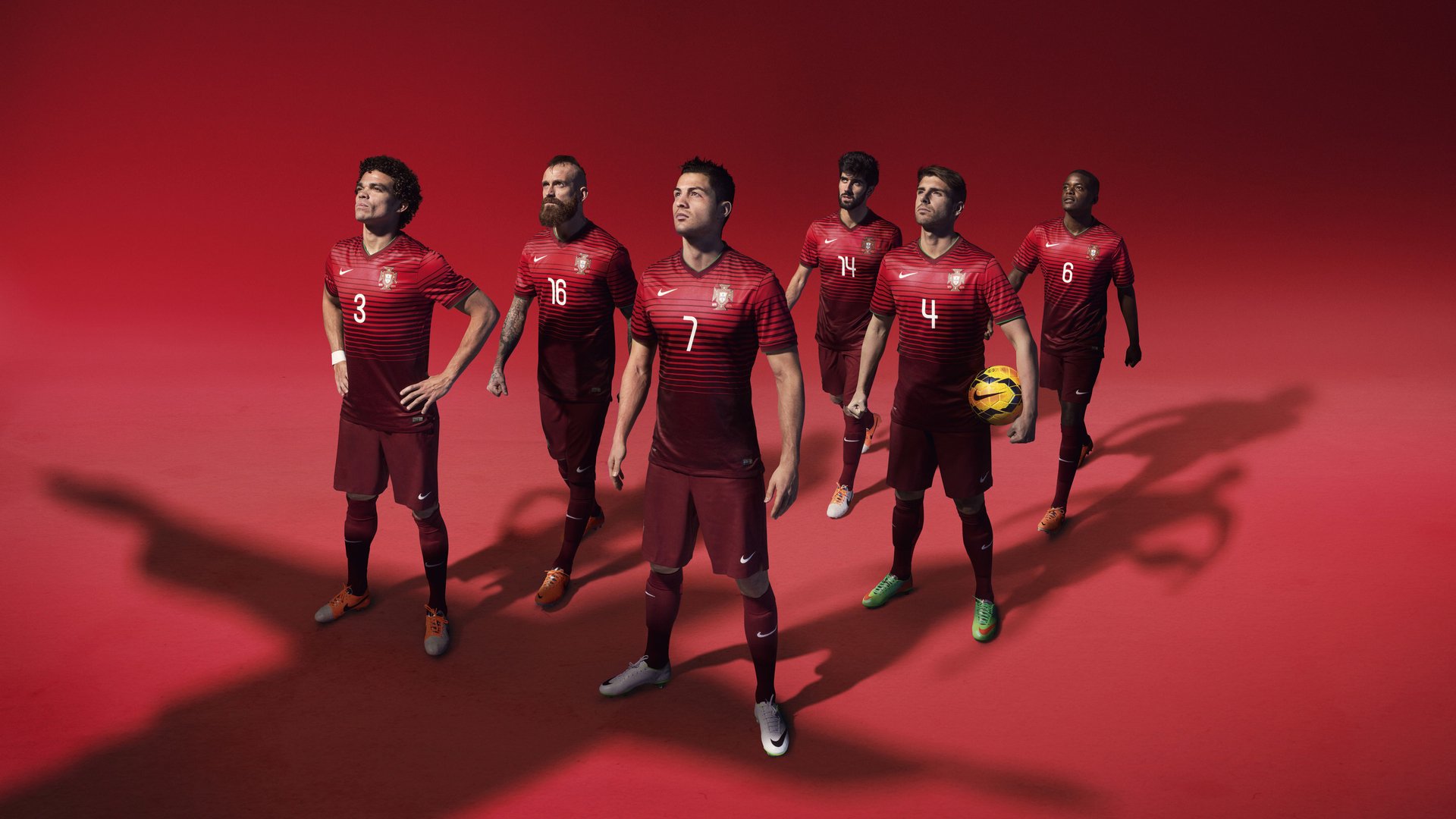 简：作为全黑队的边锋新星，打破防线让全黑队进攻多元化，mf简黑